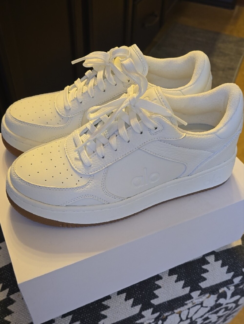 ALO Yoga Woman 7.5 White Sneakers with Gum Sole - Picture 2 of 8